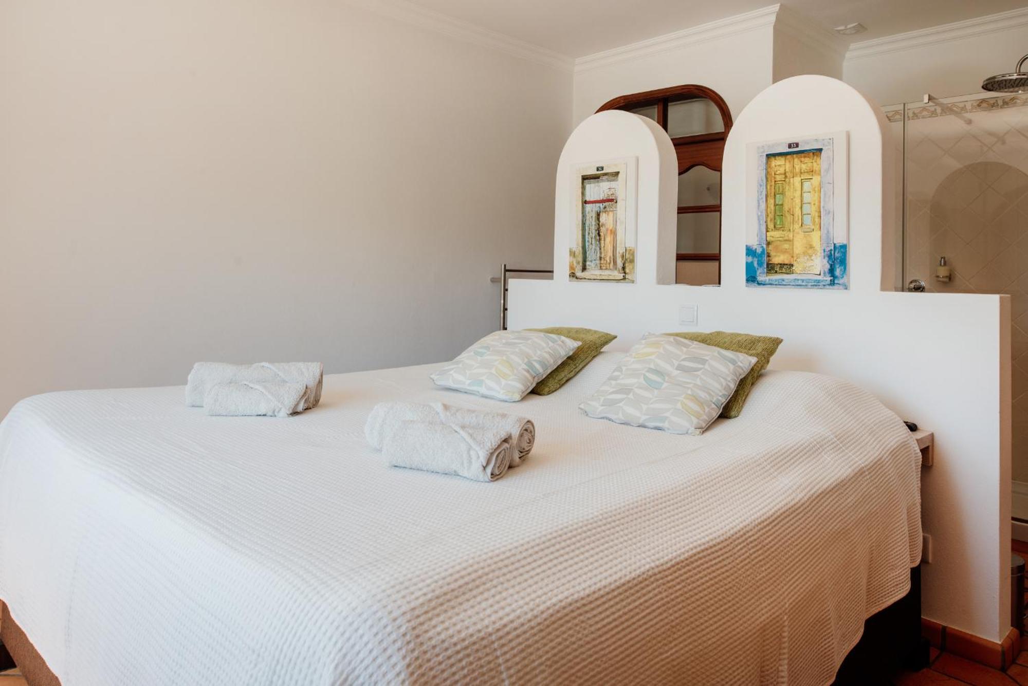 Entrecolinas Bed & Breakfast Paderne  Bagian luar foto